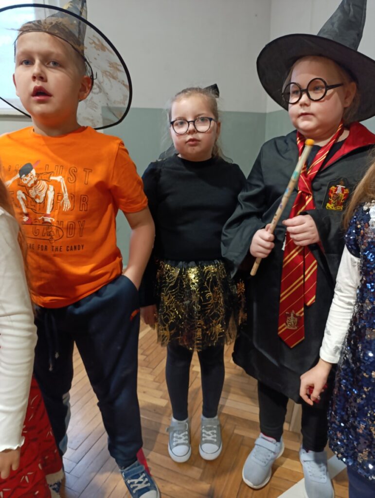 Zabawa Andrzejkowa w klasach 1-3 SP 2025_17