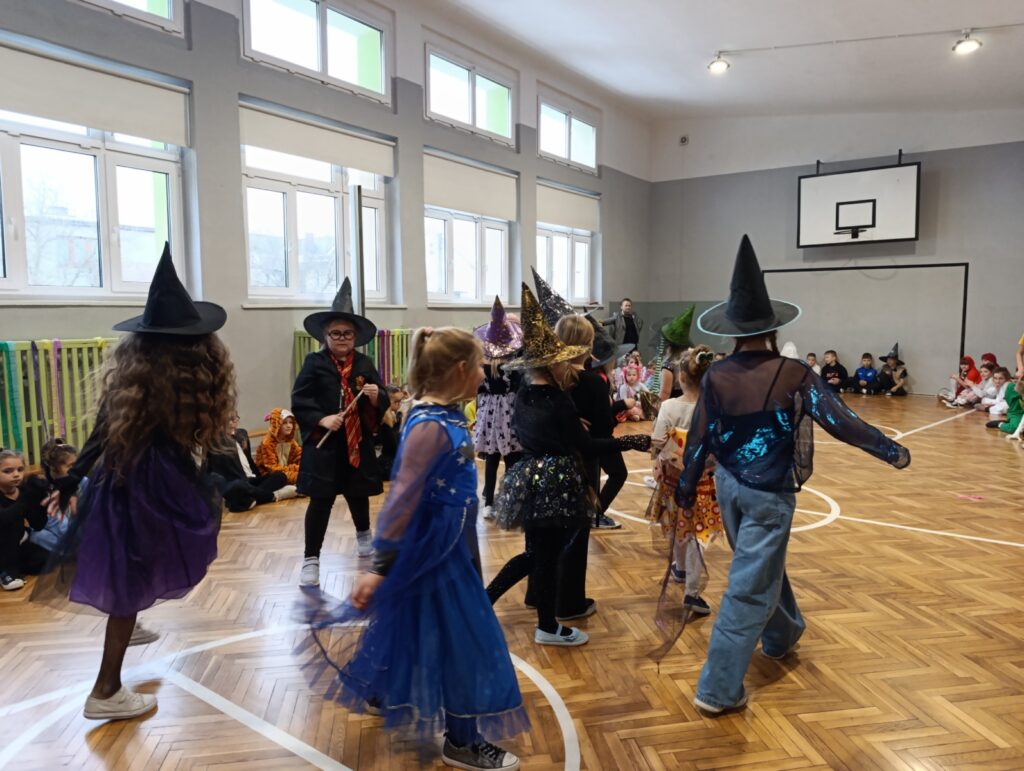 Zabawa Andrzejkowa w klasach 1-3 SP 2025_32