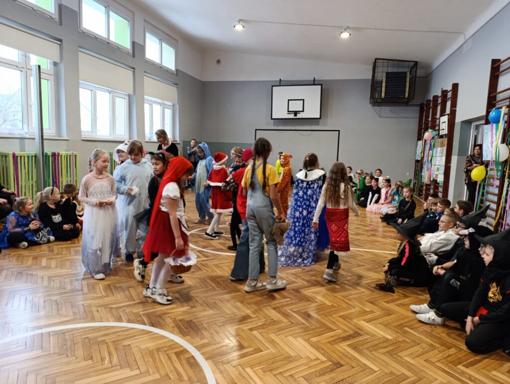 Zabawa Andrzejkowa w klasach 1-3 SP 2025_34