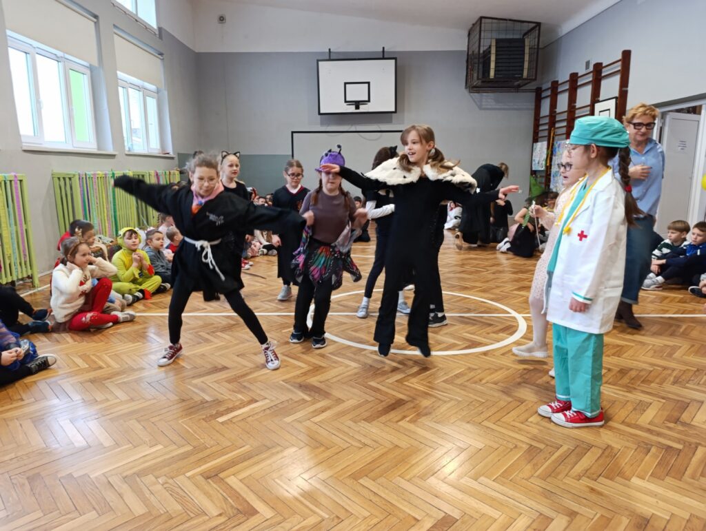Zabawa Andrzejkowa w klasach 1-3 SP 2025_35