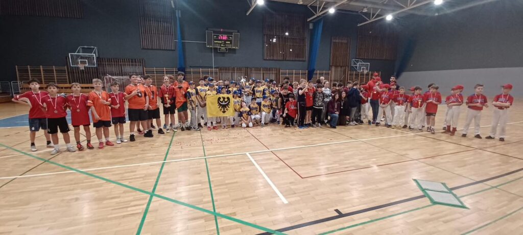 Brąz dla baseballistów zdjęcie grupowe